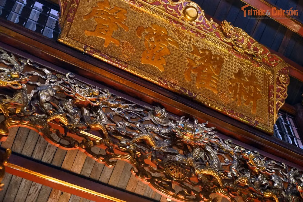 Biểu tượng của sự bảo hộ và ổn định. Trong tâm thức người Hà Nội, đền Bạch Mã tượng trưng cho sự che chở, vững bền và trật tự của kinh thành. Nhiều người đến đây cầu bình an, làm ăn thuận lợi và gia đạo yên ổn.