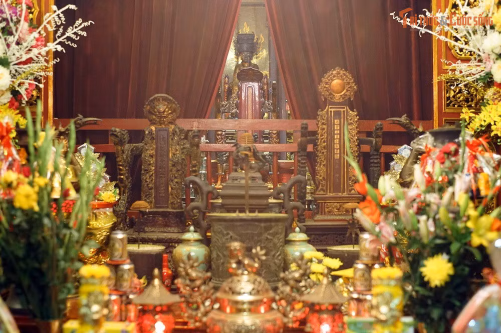 Không thờ nhân vật lịch sử mà thờ thần bản địa. Khác với nhiều đền chùa ở Hà Nội thờ vua chúa hay người có công, đền Bạch Mã thờ một vị thần đất cổ xưa, phản ánh tín ngưỡng bản địa tồn tại trước khi Phật giáo và Nho giáo phát triển mạnh.