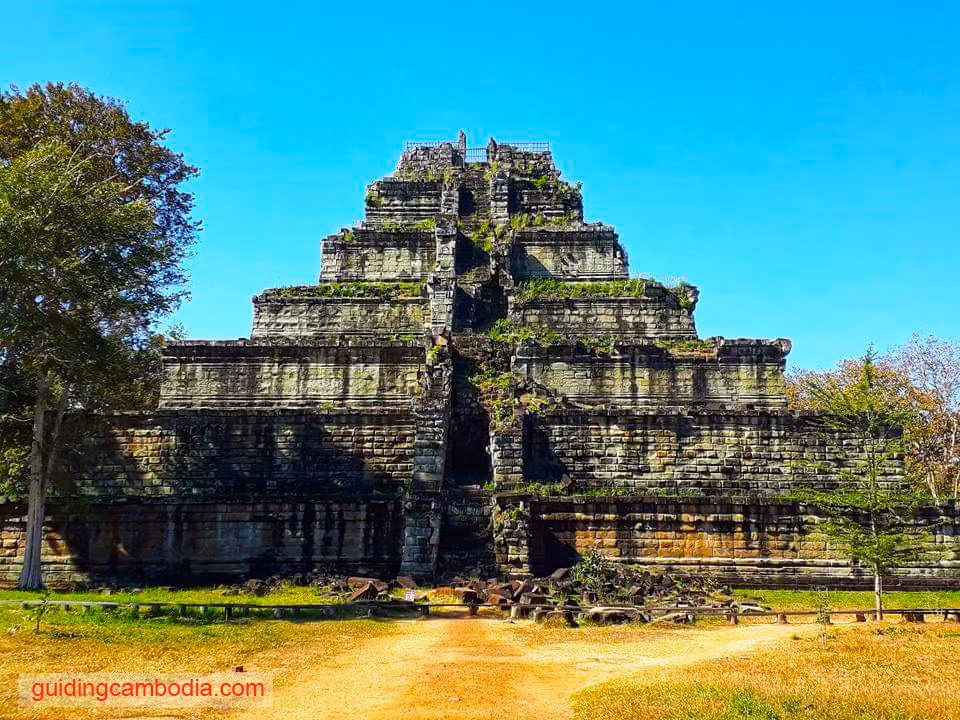  Cao gần 40 mét. Prasat Thom là một trong những công trình tôn giáo cao nhất của người Khmer cổ. Ảnh: Pinterest.