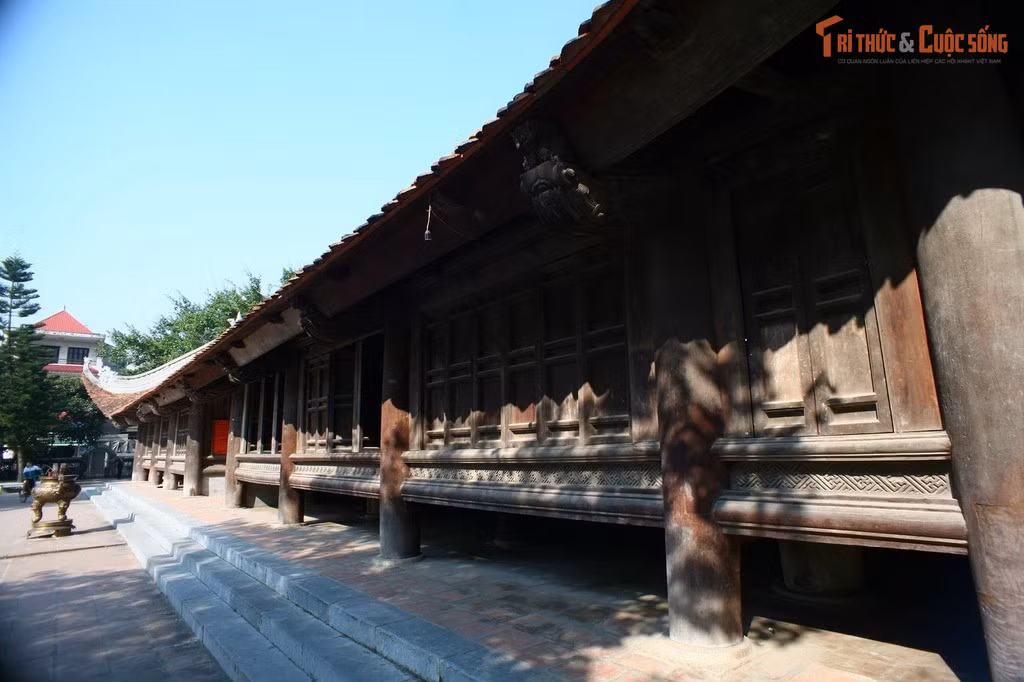 Hệ thống cột gỗ đồ sộ gây ấn tượng mạnh. Đình có 60 cột lớn, trong đó nhiều cột cao hơn 7 mét, đường kính gần 1 mét, tạo nên cảm giác bề thế, vững chãi và trang nghiêm.