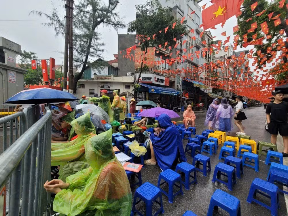 Theo ghi nhận, sáng 27/8, mặc dù trời mưa nặng hạt nhưng rất đông người dân vẫn tập trung về các khu vực đường Hùng Vương, Trần Phú, Nguyễn Thái Học... để tìm vị trí đẹp xem lễ sơ duyệt A80 diễn ra vào lúc 20h tối cùng ngày.
