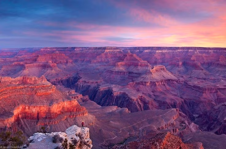  Grand Canyon là biểu tượng quốc gia của nước Mỹ. Hình ảnh hẻm núi khổng lồ này xuất hiện trong vô số phim ảnh, tem thư và biểu trưng du lịch Hoa Kỳ. Ảnh: Pinterest.