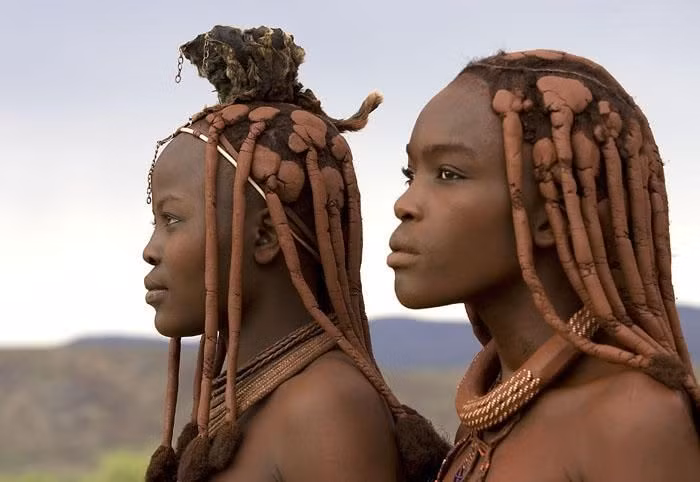 Sinh sống chủ yếu ở vùng sa mạc Tây Bắc Namibia. Người Himba tập trung tại khu vực Kunene khô cằn, nơi điều kiện khí hậu khắc nghiệt với lượng mưa rất thấp. Khả năng thích nghi với môi trường bán sa mạc giúp họ duy trì lối sống du mục chăn nuôi qua nhiều thế hệ. Ảnh: Pinterest.