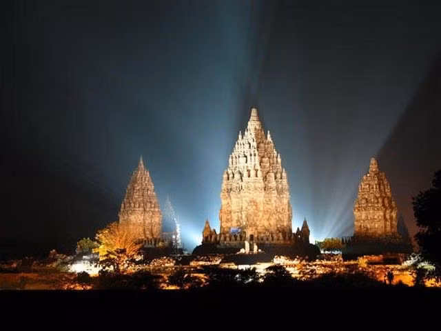  Đền thờ Shiva cao nhất. Trong số các công trình, ngôi đền Shiva đứng cao 47 mét, trở thành điểm nhấn kiến trúc uy nghiêm nhất của quần thể. Ảnh: Pinterest.