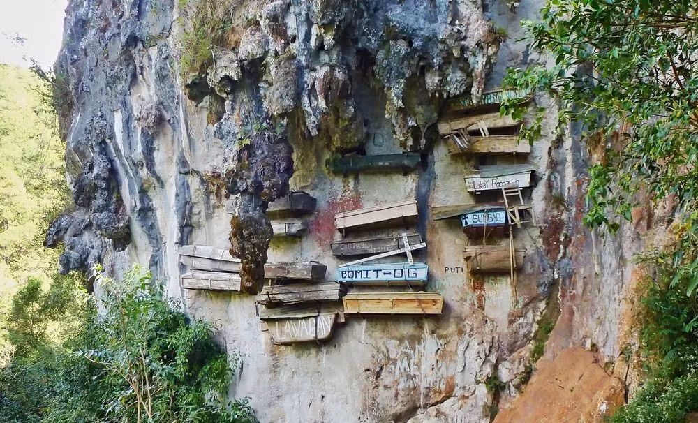3. Quan tài treo trên vách đá: Người Igorot ở Philippines treo quan tài người chết trên hang đá để linh hồn dễ trở về thế giới bên kia. Phong tục này đã tồn tại hơn 2.000 năm. Ảnh: Rough Guides