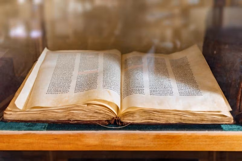  6. Tác giả thật sự của Bahir vẫn là điều bí ẩn. Mặc dù được gán cho Rabbi Nehunya ben HaKanah, nhiều học giả cho rằng tác phẩm do các giáo sĩ Do Thái ẩn danh biên soạn ở Provence. Ảnh: dreamstime.