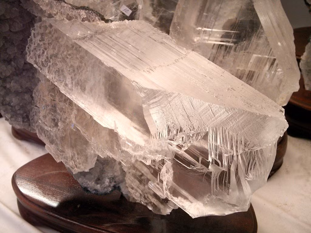 Selenite là dạng tinh thể trong suốt của thạch cao. Selenite thực chất là một dạng kết tinh của khoáng vật thạch cao (calcium sulfate dihydrate). Điểm đặc biệt là các tinh thể selenite có thể trong suốt hoặc bán trong suốt, cho phép ánh sáng đi qua, tạo nên vẻ đẹp nhẹ nhàng và thanh khiết. Ảnh: Flickr.