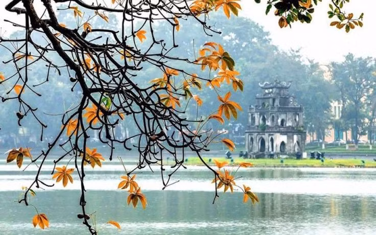 Hồ Gươm (Hà Nội). Mặt nước phẳng lặng phản chiếu ánh trăng vàng, kết hợp với Tháp Rùa cổ kính và cầu Thê Húc đỏ rực tạo nên khung cảnh huyền ảo. Ảnh: Pinterest.