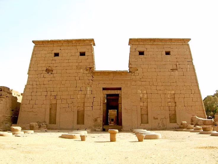  Đền chính thờ thần Amun-Ra. Amun-Ra là vị thần Mặt Trời và sáng tạo, được xem là thần tối cao trong tôn giáo Ai Cập, đặc biệt dưới triều đại Thebes. Ảnh: Pinterest.