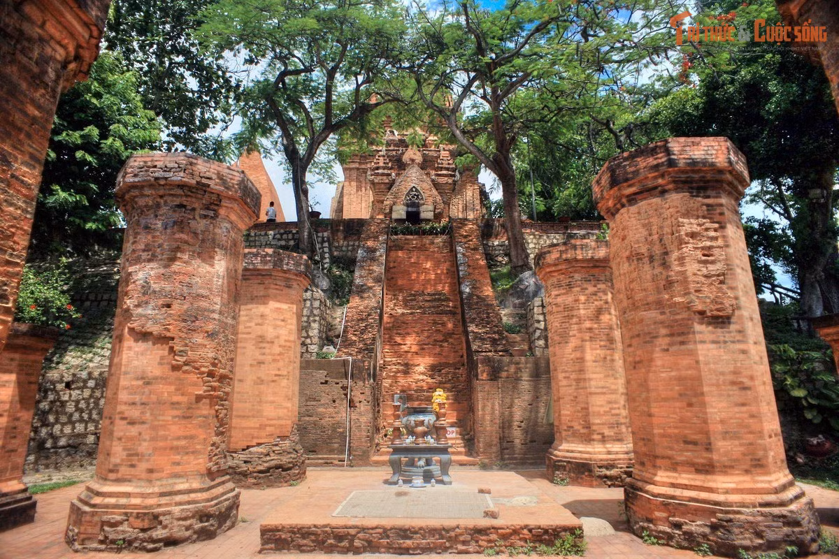 Ngôi đền thờ nữ thần quyền năng của người Chăm. Tháp Bà Ponagar hiện tọa lạc ở phường Vĩnh Phước (TP Nha Trang). Tháp Bà Ponagar được xây dựng và tu bổ từ khoảng thế kỷ 7-12 để thờ nữ thần Po Nagar – vị thần Mẹ xứ sở trong tín ngưỡng Chăm, được tin là người tạo ra đất đai, cây cối và dạy dân sinh sống.