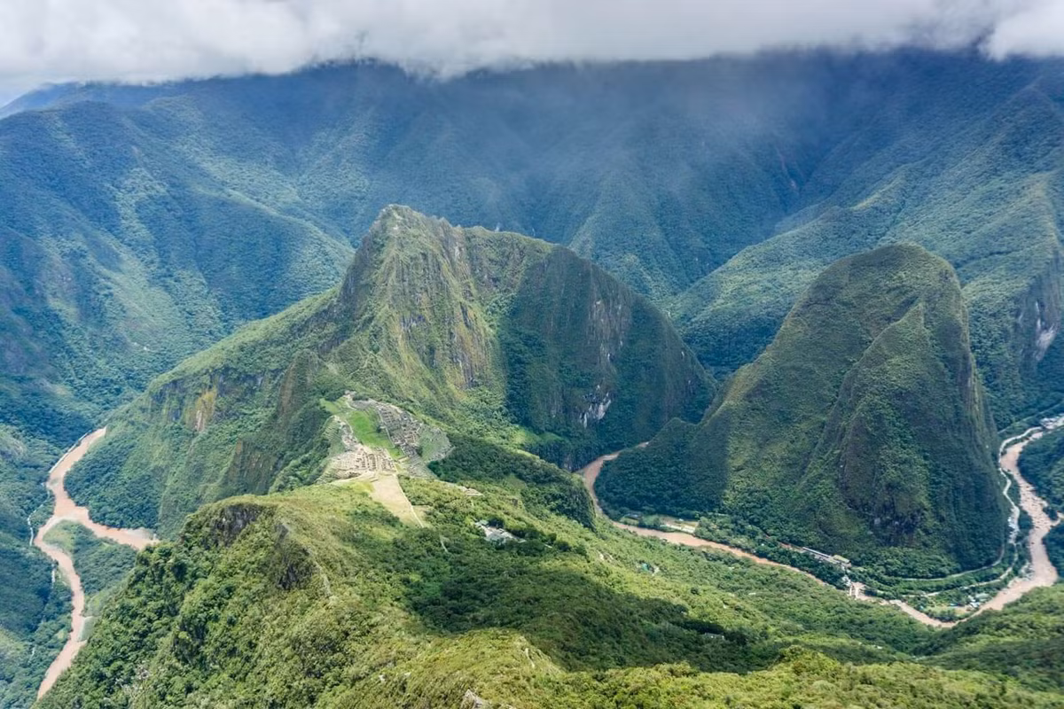  Nằm trong dải rừng mây Andes. Cảnh quan luôn mờ sương tạo nét huyền bí khó quên. Ảnh: Pinterest.
