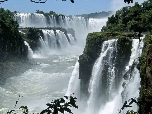  Chiều cao ấn tượng. Các thác tại Iguazu có độ cao trung bình 60–82 mét, trong đó thác "Họng Quỷ" (Devil’s Throat) là cao nhất. Ảnh: Pinterest.