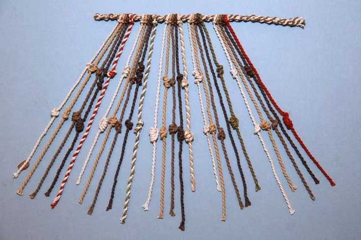  6. Từng được dùng để quản lý cả đế chế rộng lớn. Hệ thống Quipu giúp người Inca theo dõi thuế, dân số, mùa màng và hàng hóa trên lãnh thổ kéo dài hàng ngàn km. Ảnh: Pinterest.