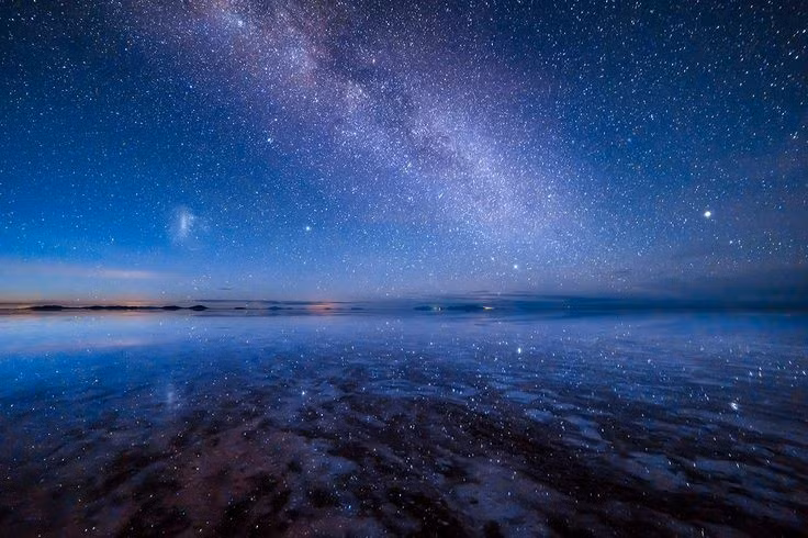  8. Có thể quan sát từ vũ trụ. Nhờ diện tích rộng lớn và độ phản chiếu cao, Uyuni có thể được nhìn thấy rõ ràng từ không gian. Ảnh: Pinterest.