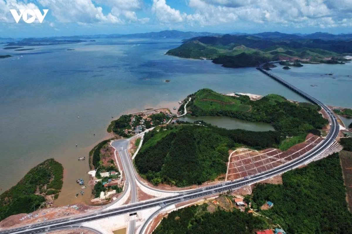 Cao tốc Vân Đồn - Móng Cái nối KKT Vân Đồn và KKT Cửa khẩu Móng Cái là 2 mũi đột phá quan trọng trong kế hoạch phát triển của tỉnh Quảng Ninh.