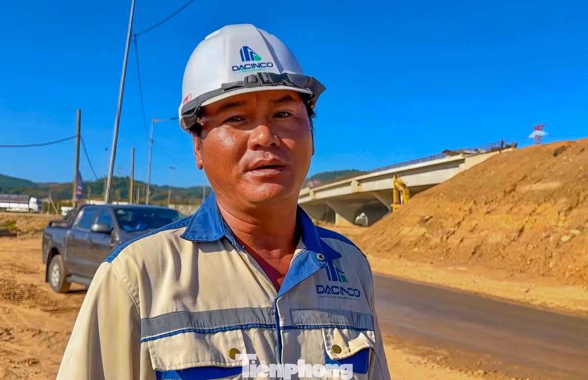 Ông Trần Thanh Tân - Chỉ huy trưởng công trường, cho biết đến nay tổng khối lượng thi công dự án đạt khoảng 65%, riêng phần cầu đạt khoảng 80%. Nhà thầu đang tập trung nguồn lực cho hai nhóm hạng mục chính là cầu vượt và nền đường.