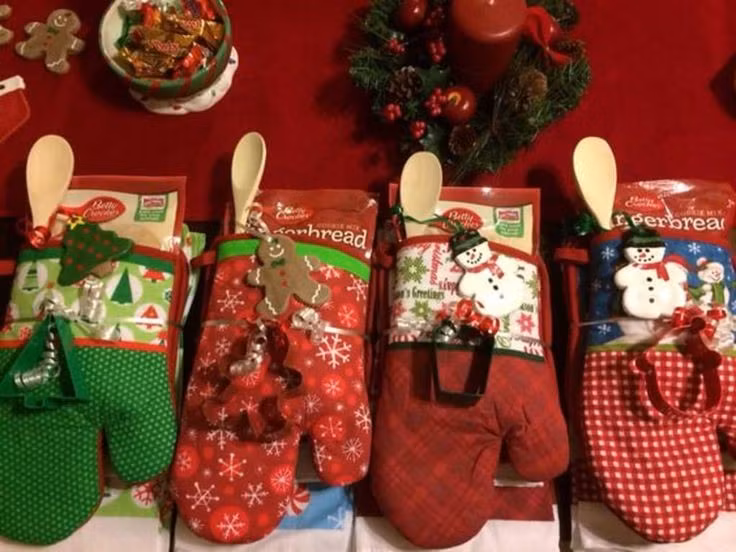  Quà Noel như biểu tượng của sự chia sẻ. Phong tục này còn mang ý nghĩa rộng hơn, nhấn mạnh tinh thần giúp đỡ cộng đồng thông qua các hoạt động thiện nguyện mỗi mùa lễ hội. Ảnh: Pinterest.