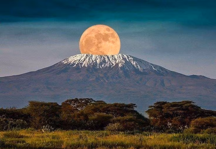  Băng tuyết trên đỉnh đang dần biến mất. Những lớp băng nổi tiếng trên đỉnh Kilimanjaro đã tồn tại hàng nghìn năm, nhưng hiện đang thu hẹp nhanh chóng do biến đổi khí hậu. Các nhà khoa học cảnh báo rằng nếu xu hướng này tiếp tục, băng tuyết trên ngọn núi biểu tượng của Tanzania có thể biến mất trong vài thập kỷ tới. Ảnh: Pinterest.