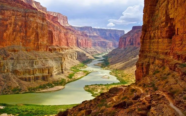  Dòng sông Colorado tạo nên hẻm núi này. Trong suốt 6 triệu năm, sông Colorado bào mòn đá, khắc sâu thành cảnh quan kỳ vĩ hiện nay. Ảnh: Pinterest.