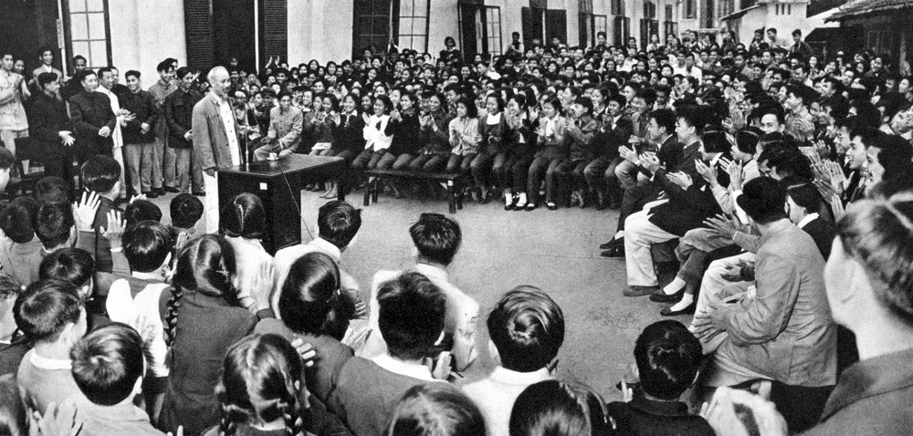 Hồ Chủ tịch thăm trường trung học Trung Hoà của cộng đồng Hoa Kiều ở Hà Nội.