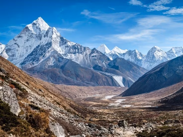  1. Dãy Himalaya vẫn đang cao lên mỗi năm. Do mảng kiến tạo Ấn-Úc tiếp tục đẩy vào mảng Á-Âu, dãy Himalaya vẫn tăng chiều cao khoảng 5 mm mỗi năm. Ảnh: Pinterest.