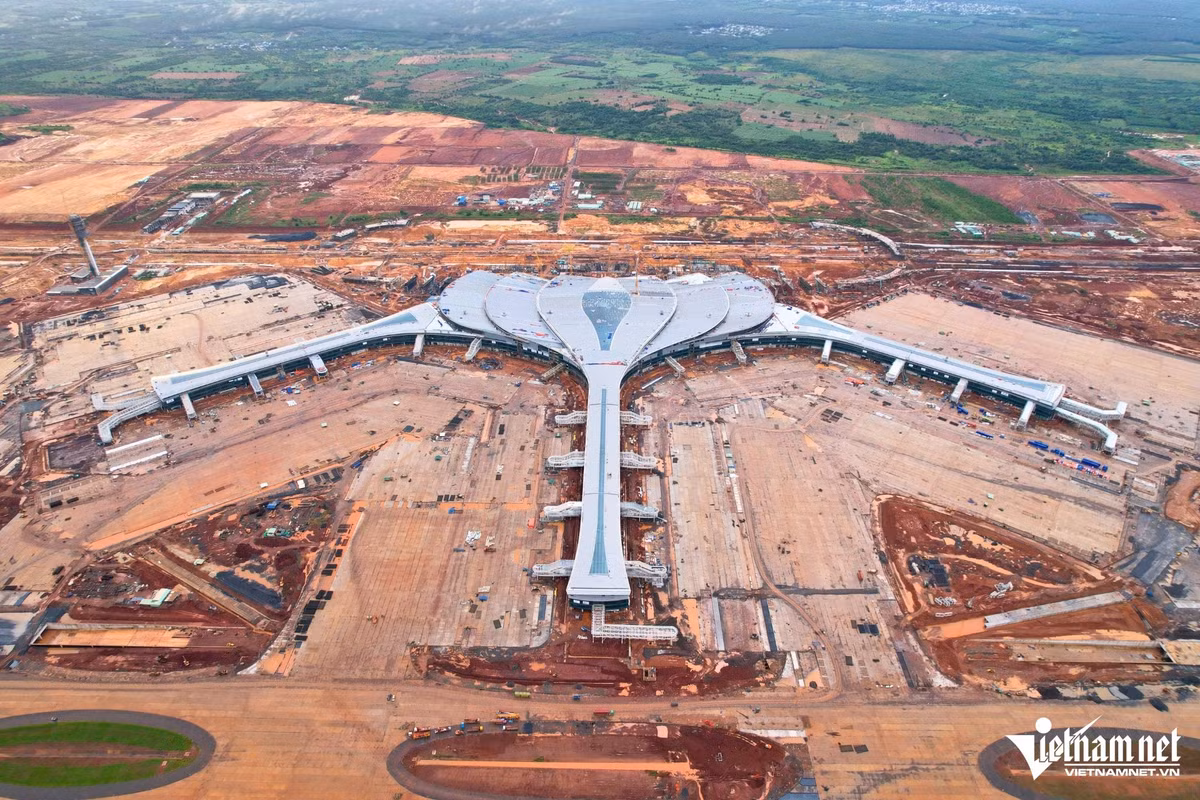 Dự án sân bay Long Thành đang tăng tốc về đích, dự kiến thực hiện chuyến bay kỹ thuật vào ngày 19/12, hướng tới mục tiêu vận hành chính thức trong năm 2026. Đây là công trình hạ tầng trọng điểm quốc gia, được kỳ vọng tạo cú hích lớn cho phát triển kinh tế - xã hội của khu vực và cả nước.