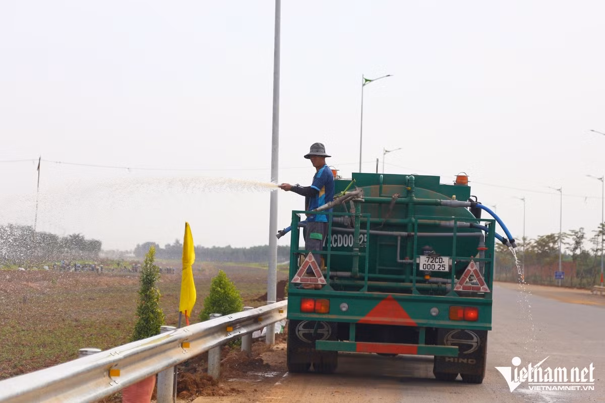 Sau khi thông xe kỹ thuật, các công nhân tiếp tục trồng cây xanh và chăm sóc mảng xanh dọc tuyến, tạo cảnh quan đẹp và thông thoáng cho trục đường dẫn vào sân bay.