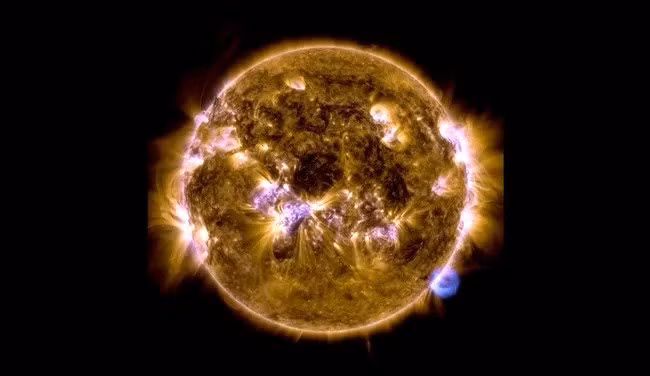 Ghi nhận hiện tượng plasma chưa từng có: Tàu thăm dò mặt trời Parker của NASA đã ghi lại vụ nổ plasma mạnh hướng về phía Mặt trời với độ chi tiết chưa từng có, phát hiện các proton có năng lượng cao gấp 1000 lần dự kiến. Ảnh: NASA/SDO.