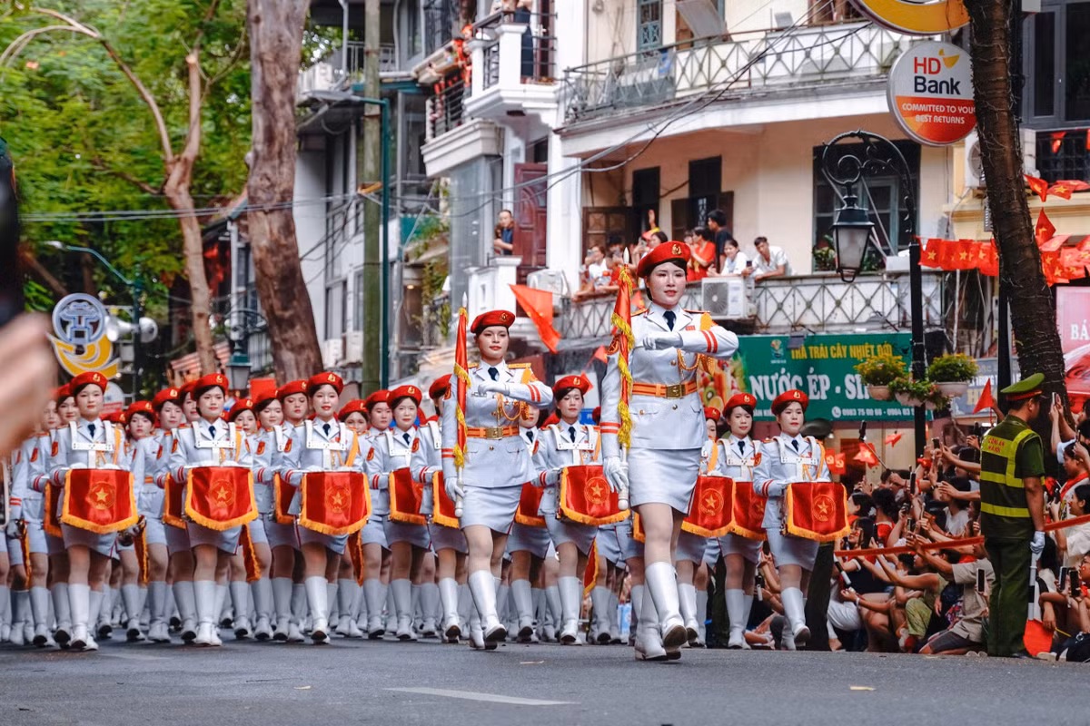 Trong tiếng nhạc quân hành rộn ràng, hàng vạn bước chân dồn dập, đều tăm tắp tạo nên nhịp điệu hùng tráng, khẳng định sức mạnh và kỷ luật của quân và dân Việt Nam.