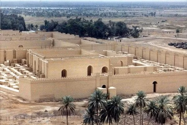  Một trung tâm thiên văn học lớn. Các tư liệu khắc trên bảng đất sét tìm thấy ở Babylon ghi lại những quan sát chi tiết về sao và lịch. Ảnh: Pinterest.