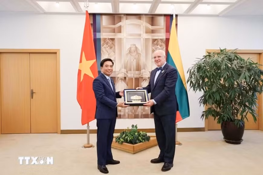 Phó chủ tịch Quốc hội Nguyễn Doãn Anh và Chủ tịch Quốc hội Litva Juozas Olekas. Ảnh: TTXVN