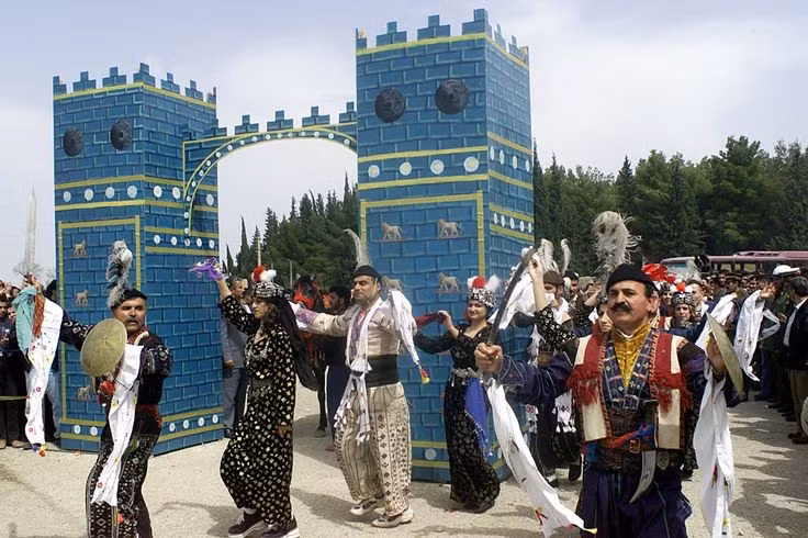  Trang phục truyền thống Assyria rất sặc sỡ với họa tiết hình học. Các bộ lễ phục thêu tay xuất hiện nhiều trong đám cưới và lễ hội cộng đồng. Ảnh: Pinterest.