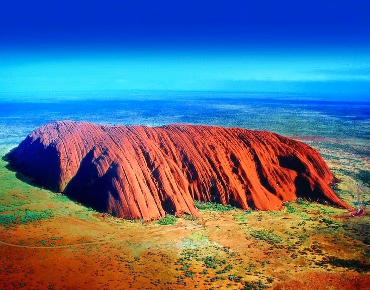 Du khách không được leo lên Uluru. Từ năm 2019, việc leo lên bị cấm nhằm tôn trọng tín ngưỡng và bảo tồn môi trường tự nhiên. Ảnh: Pinterest.