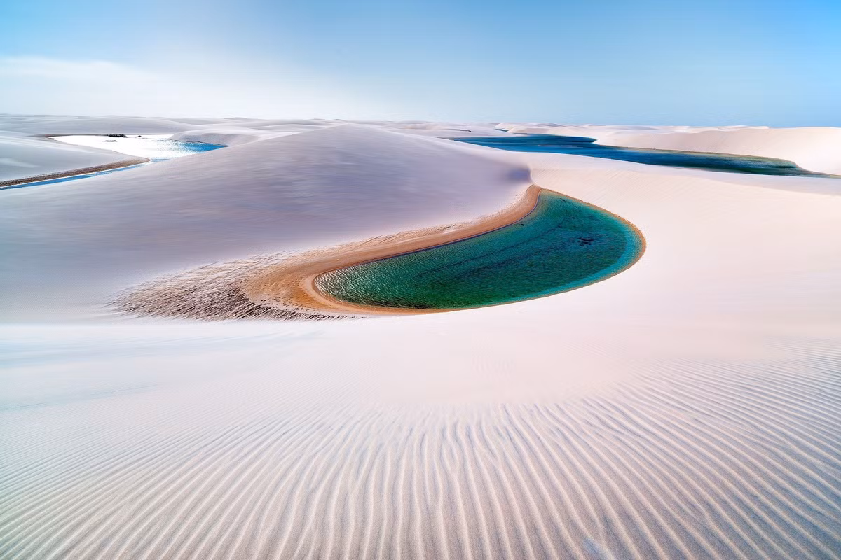  “Sa mạc” nhưng lại đầy nước. Vườn quốc gia Lençóis Maranhenses thường được gọi là một sa mạc vì có những đụn cát trắng trải dài bất tận. Tuy nhiên, khu vực này nhận lượng mưa khá lớn, khiến hàng nghìn hồ nước mưa hình thành giữa các đụn cát mỗi năm. Ảnh: Pinterest.