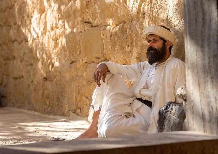  Ngôn ngữ chính là tiếng Kurd Kurmanji. Phần lớn người Yazidi nói phương ngữ Kurmanji của tiếng Kurd. Ngôn ngữ này đóng vai trò quan trọng trong việc truyền đạt thánh ca, truyền thuyết và các nghi thức tôn giáo, góp phần bảo tồn bản sắc văn hóa riêng biệt của họ. Ảnh: Pinterest.