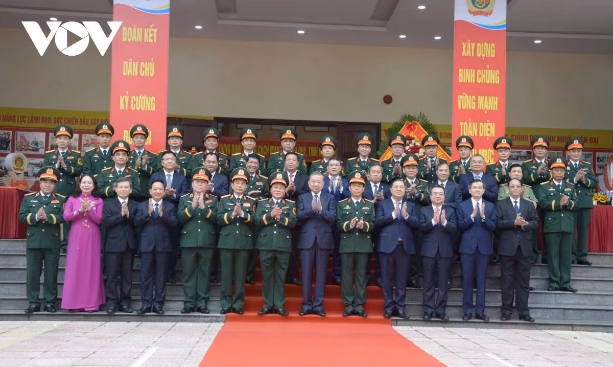 Tổng Bí thư Tô Lâm chụp ảnh lưu niệm với các đại biểu