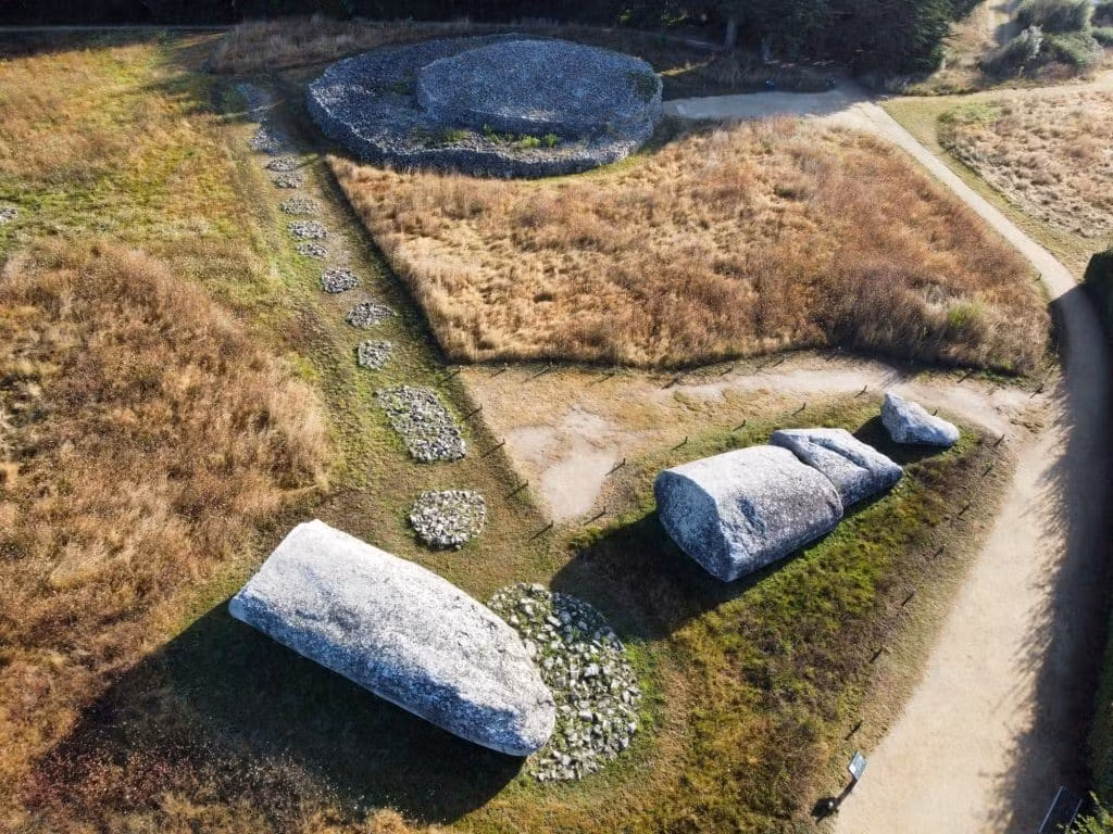  4. Grand Menhir bị gãy thành nhiều khúc. Cột đá khổng lồ nổi tiếng Grand Menhir ngày nay đã vỡ thành bốn mảnh lớn, nằm trên mặt đất. Nguyên nhân sụp đổ của nó vẫn còn tranh cãi. Ảnh: locmariaquer.bzh.