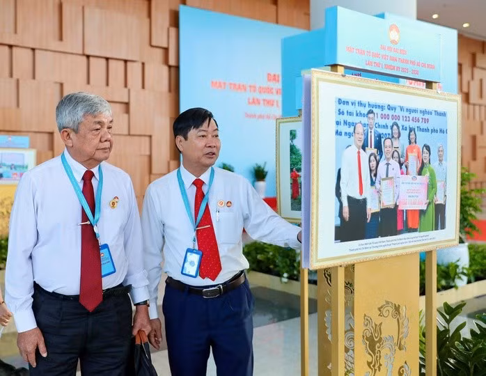 Đại biểu tham quan triển lãm