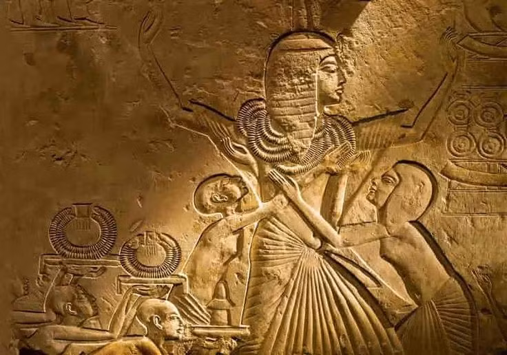  Nghệ thuật Amarna mang tính hiện thực hiếm thấy. Các phù điêu và tượng tại Amarna khắc họa pharaoh và hoàng gia với hình thể kéo dài, nét mặt đời thường và cảnh sinh hoạt gia đình. Phong cách này phá vỡ chuẩn mực lý tưởng hóa kéo dài hàng nghìn năm. Ảnh: Pinterest.