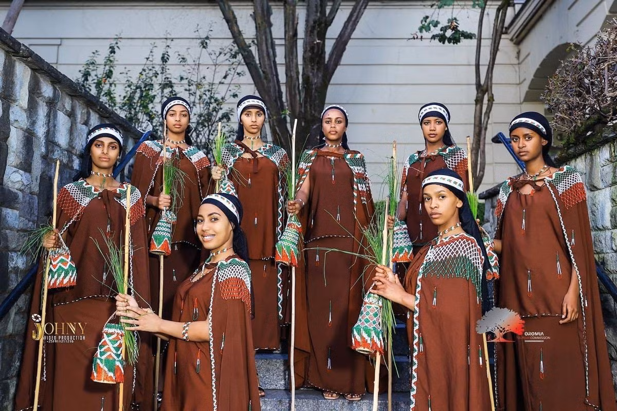  Tôn giáo truyền thống tôn thờ Waaqaa. Trước khi tiếp nhận Hồi giáo và Kitô giáo, người Oromo tin vào Waaqaa – đấng sáng tạo tối cao, biểu trưng cho công lý, sự thật và trật tự vũ trụ. Ảnh: Pinterest.