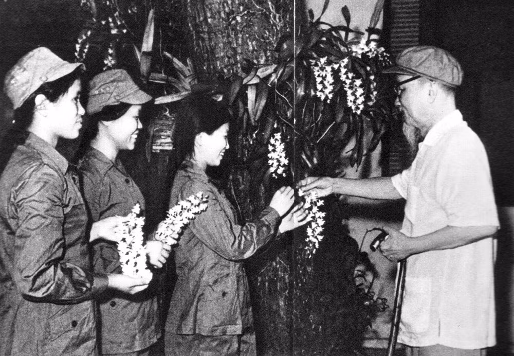 Người tặng hoa phong lan cho ba đại biểu nữ dân quân Quảng Bình, Quảng Trị.