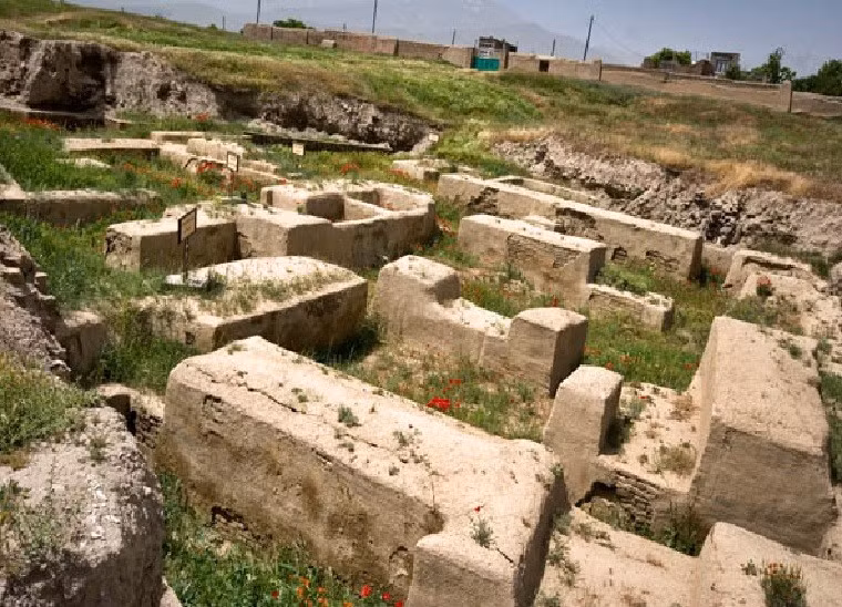  Vị trí của Ecbatana là Hamadan ngày nay. Thành phố hiện đại Hamadan ở Iran nằm trên tàn tích của Ecbatana cổ đại, nơi nhiều di chỉ khảo cổ đã phát lộ. Ảnh: iranontour.com.