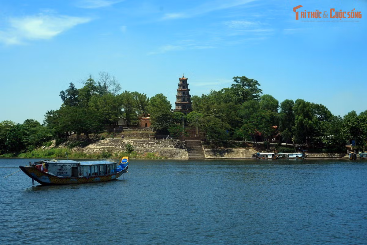 Sông Hương gắn với di sản kiến trúc Huế. Trải dọc hai bờ sông là nhiều công trình lịch sử như cầu Trường Tiền, lăng tẩm triều Nguyễn, đền chùa, tạo nên cảnh quan kết hợp giữa thiên nhiên và kiến trúc độc đáo hiếm có.