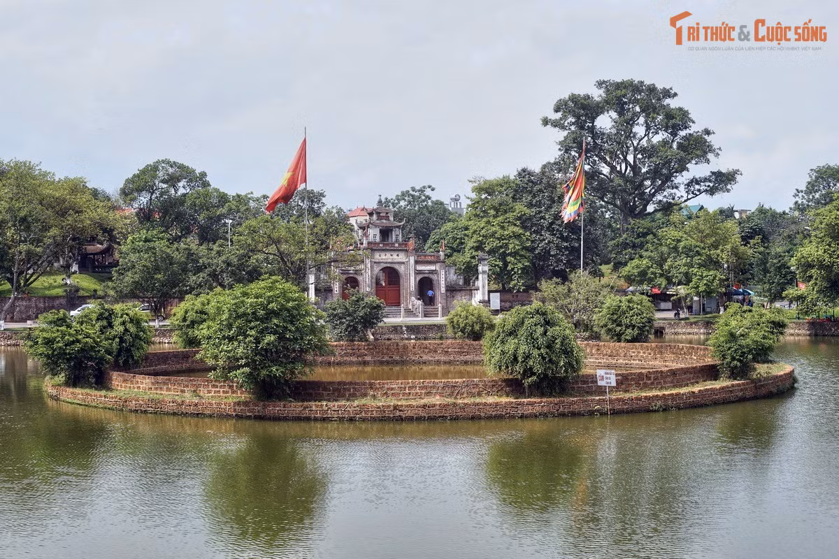 Đền nằm trên một gò đất được ví như đầu rồng. Khu đền được xây trên một gò đất cao giữa thành Cổ Loa, tương truyền có hình dáng giống đầu rồng trong phong thủy. Vị trí này tạo nên thế đất linh thiêng và cũng giúp công trình nổi bật giữa không gian cổ kính của khu di tích.