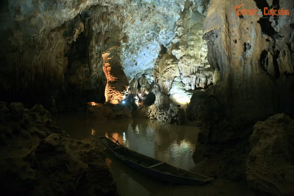 Dòng sông ngầm mát lạnh quanh năm. Nhiệt độ nước chỉ khoảng 18–20°C, đem đến cảm giác mát lành giữa không gian tối huyền bí.