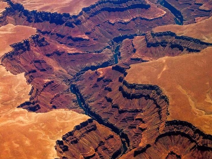  Các lớp đá ghi lại lịch sử địa chất Trái Đất. Đá tại Grand Canyon có tuổi từ 200 triệu đến gần 2 tỷ năm, tiết lộ quá trình hình thành hành tinh. Ảnh: Pinterest.