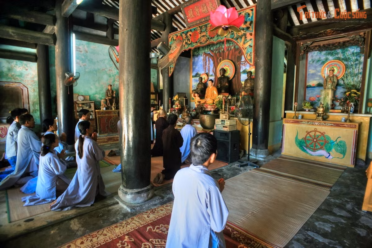 Điểm tựa tâm linh của ngư dân. Cho đến nay, ngư dân Cù Lao Chàm vẫn thường đến chùa trước mỗi chuyến ra khơi hoặc khi gặp khó khăn, xem đây như điểm tựa tâm linh mang lại bình an và thuận lợi. Ảnh: Pinterest.
