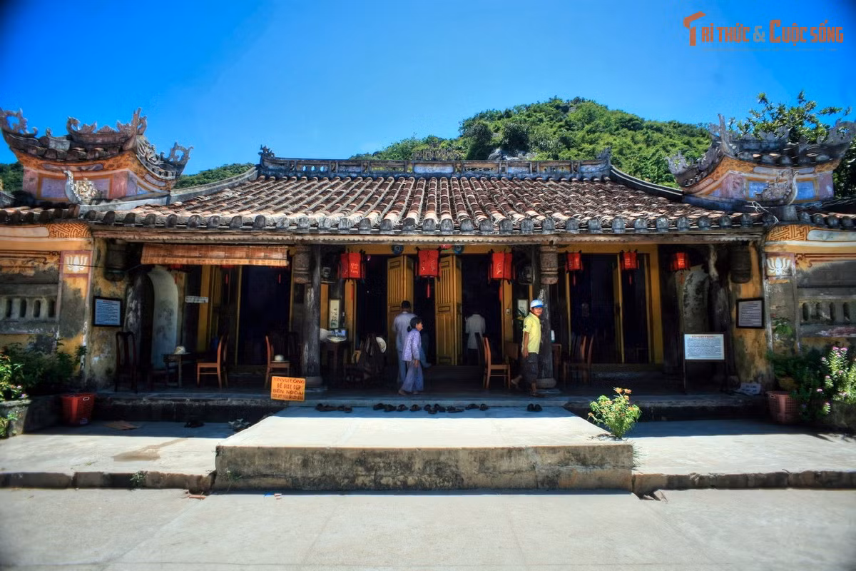 Kiến trúc truyền thống miền Trung. Ngôi chùa mang kiến trúc kiểu “chồng rường giả thủ” với các kèo gỗ cổ, mái ngói âm dương và cổng tam quan xưa rêu phong – điểm nhấn hài hòa giữa vẻ cổ kính và sinh hoạt Phật giáo truyền thống. Ảnh: Pinterest.