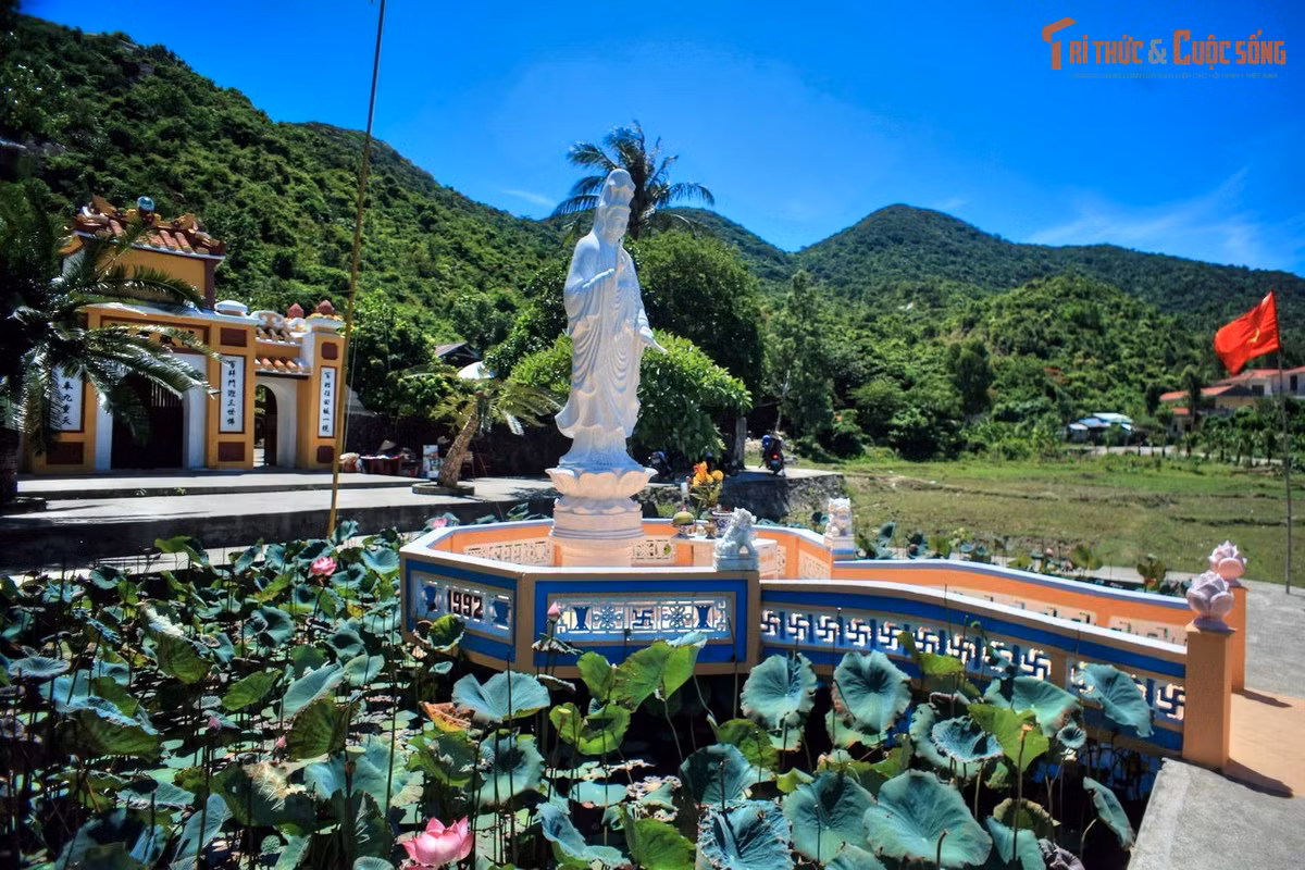 Địa thế phong thủy độc đáo. Chùa tọa lạc ở địa thế lưng tựa núi, mặt hướng ra thung lũng và nhìn thẳng về phía ngọn núi Bà Mộc, rất lý tưởng theo phong thủy truyền thống. Ảnh: Pinterest.
