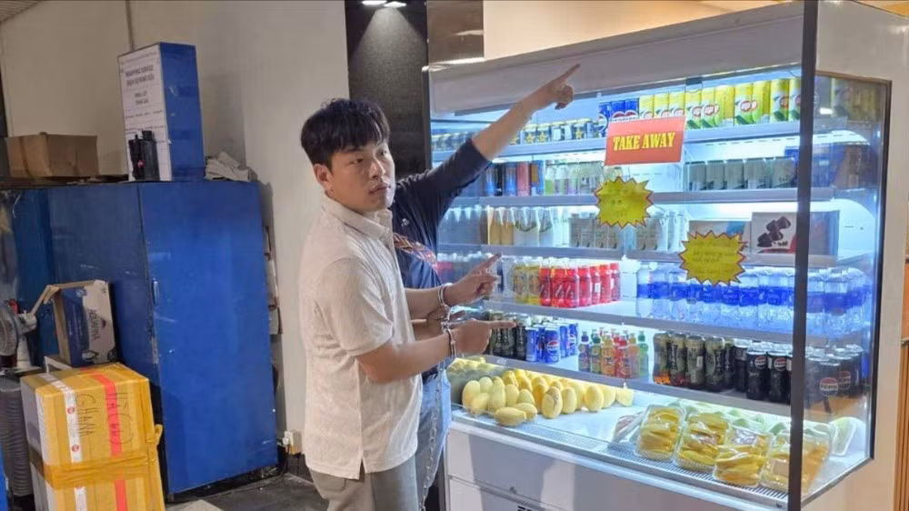 Nghi phạm khai nhận việc giấu hung khí trên nóc tủ đựng đồ ăn. Ảnh: CA